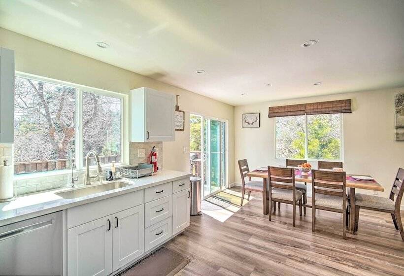 Family Home W/ Deck & View, 4 Mi To Lake Arrowhead