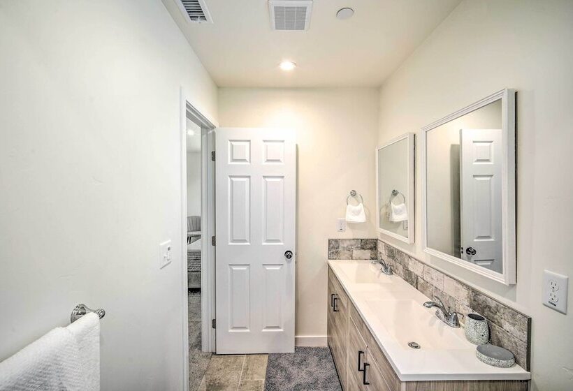 Family Home W/ Deck & View, 4 Mi To Lake Arrowhead