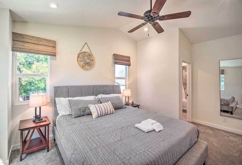 Family Home W/ Deck & View, 4 Mi To Lake Arrowhead