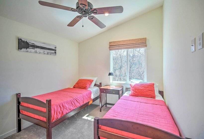 Family Home W/ Deck & View, 4 Mi To Lake Arrowhead