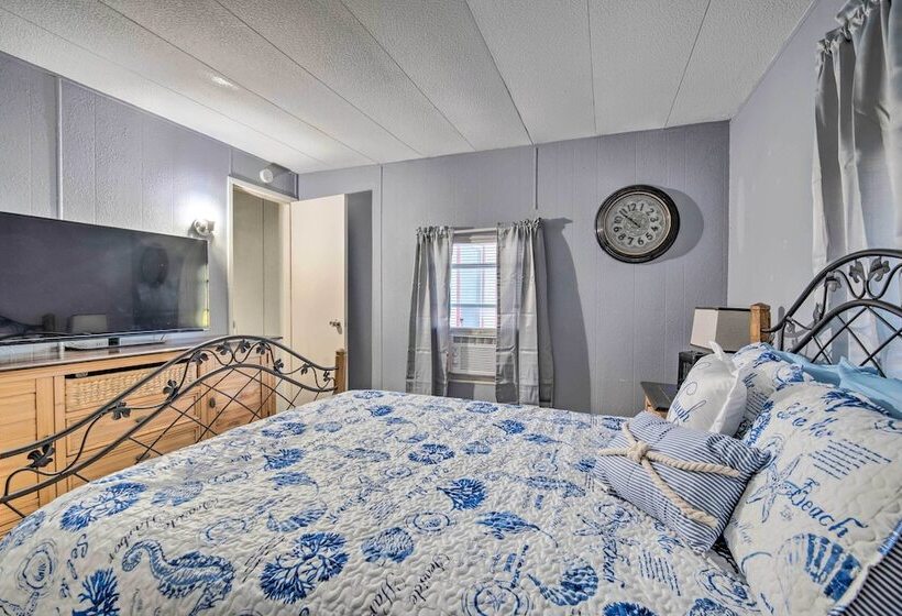 Family Friendly Yankeetown Home W/ Grill!