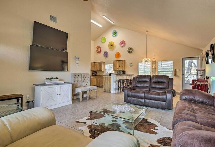 Pet Friendly Home W/ Deck: 1 Mi To Canyon Lake Fun