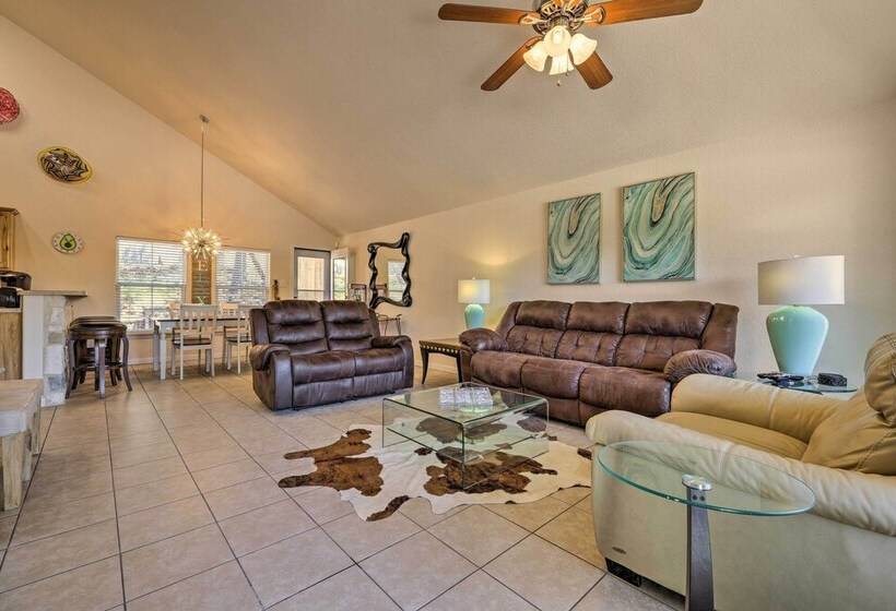 Pet Friendly Home W/ Deck: 1 Mi To Canyon Lake Fun