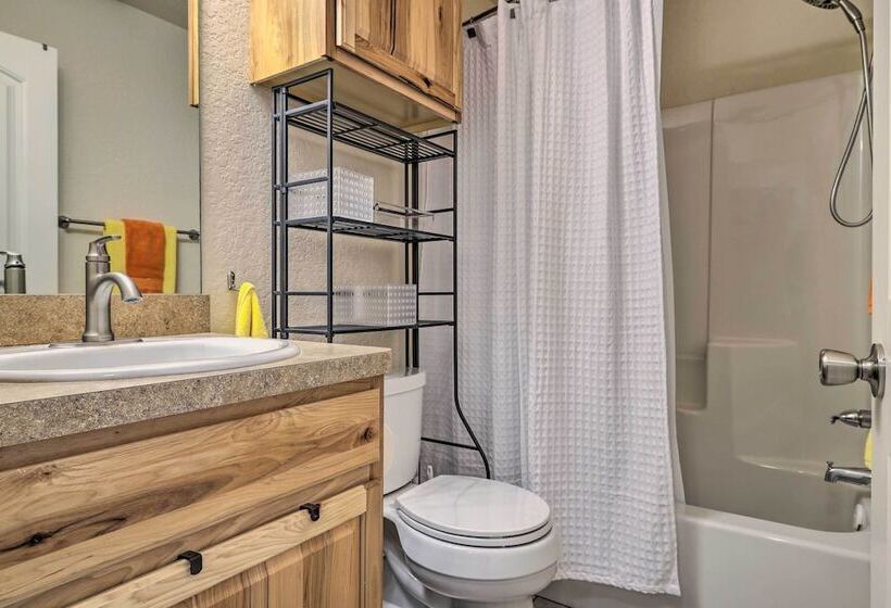 Pet Friendly Home W/ Deck: 1 Mi To Canyon Lake Fun