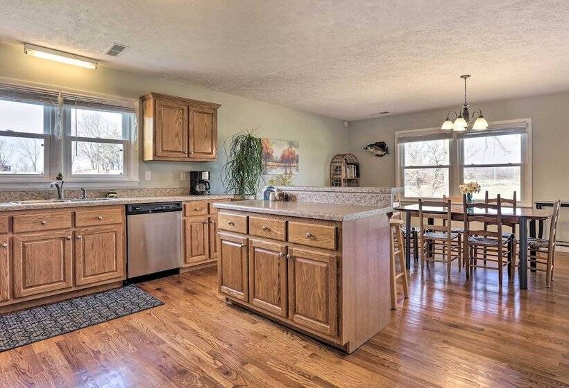 Family Home W/ Deck, 2 Mi To Lake Cumberland