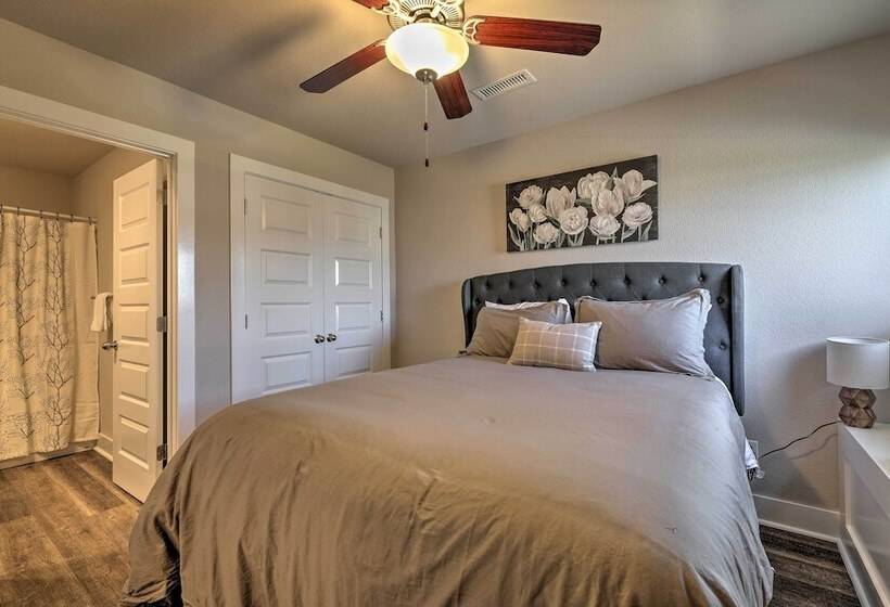 Fayetteville House: Pool Access & Gas Grill!