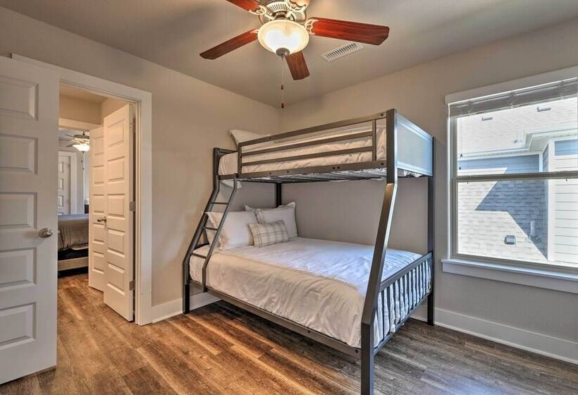 Fayetteville House: Pool Access & Gas Grill!