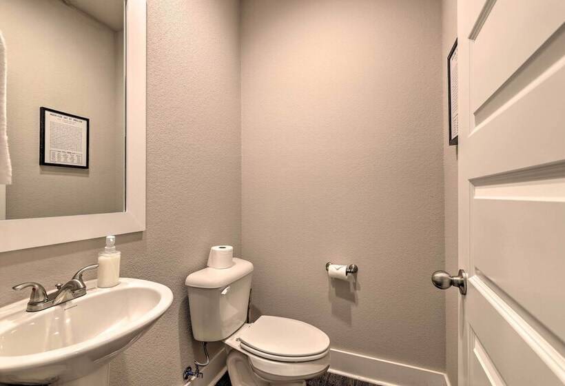 Fayetteville House: Pool Access & Gas Grill!