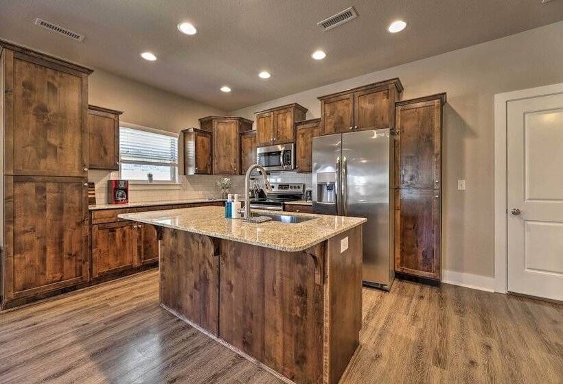 Fayetteville House: Pool Access & Gas Grill!