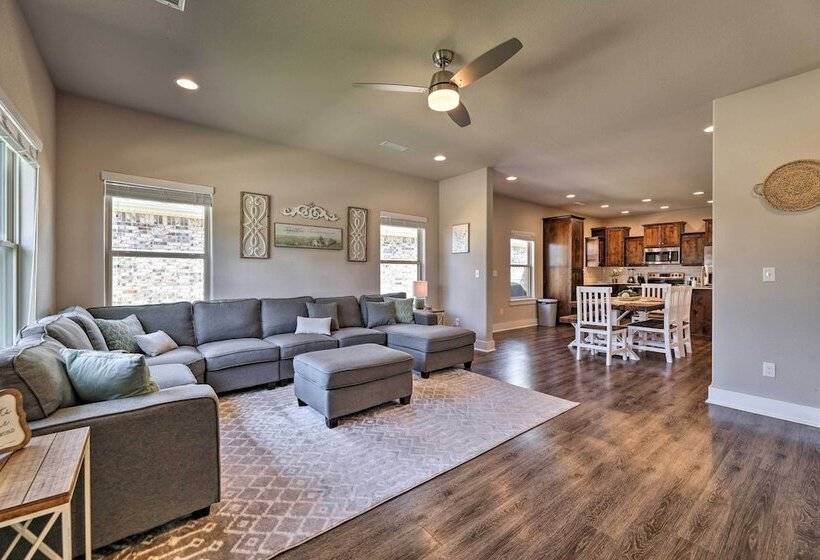 Fayetteville House: Pool Access & Gas Grill!