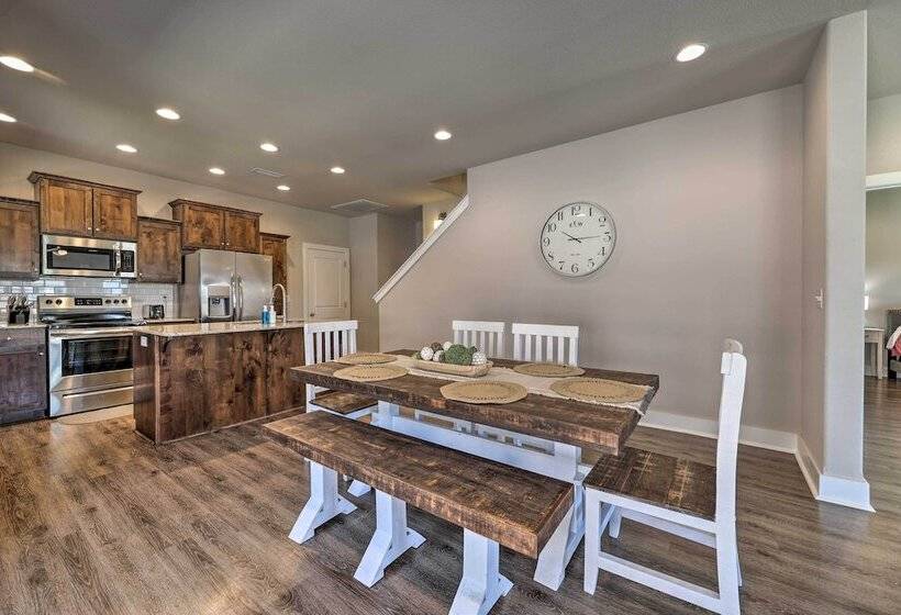 Fayetteville House: Pool Access & Gas Grill!