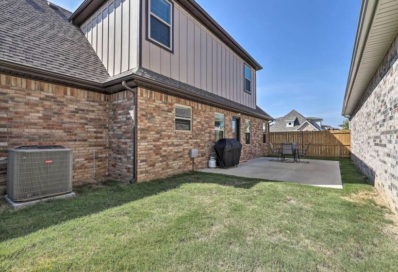 Fayetteville House: Pool Access & Gas Grill!