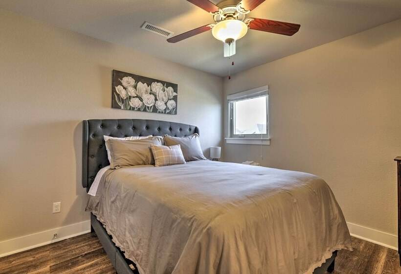 Fayetteville House: Pool Access & Gas Grill!