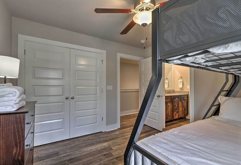 Fayetteville House: Pool Access & Gas Grill!