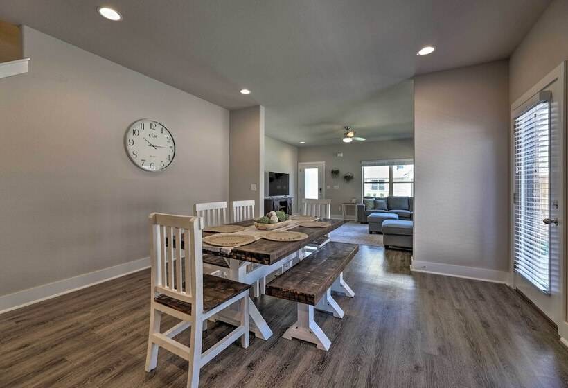 Fayetteville House: Pool Access & Gas Grill!