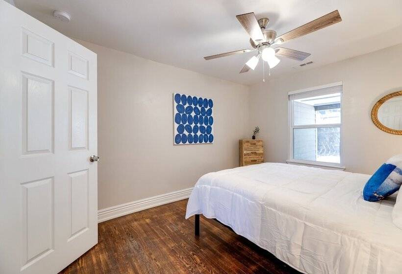 Fayetteville Retreat W/ Yard   Walk To Campus!