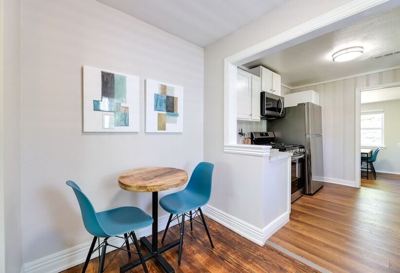 Fayetteville Retreat W/ Yard   Walk To Campus!