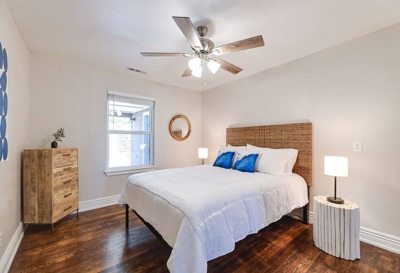 Fayetteville Retreat W/ Yard Walk To Campus!