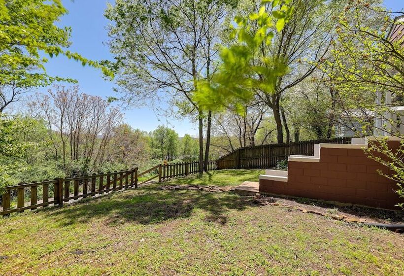 Fayetteville Retreat W/ Yard   Walk To Campus!