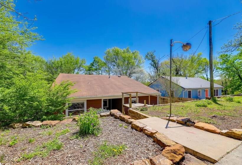 Fayetteville Retreat W/ Yard   Walk To Campus!
