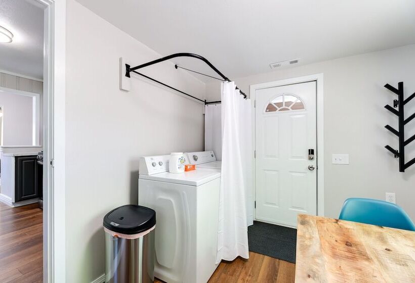 Fayetteville Retreat W/ Yard   Walk To Campus!