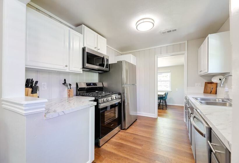 Fayetteville Retreat W/ Yard   Walk To Campus!