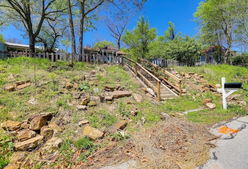 Fayetteville Retreat W/ Yard   Walk To Campus!