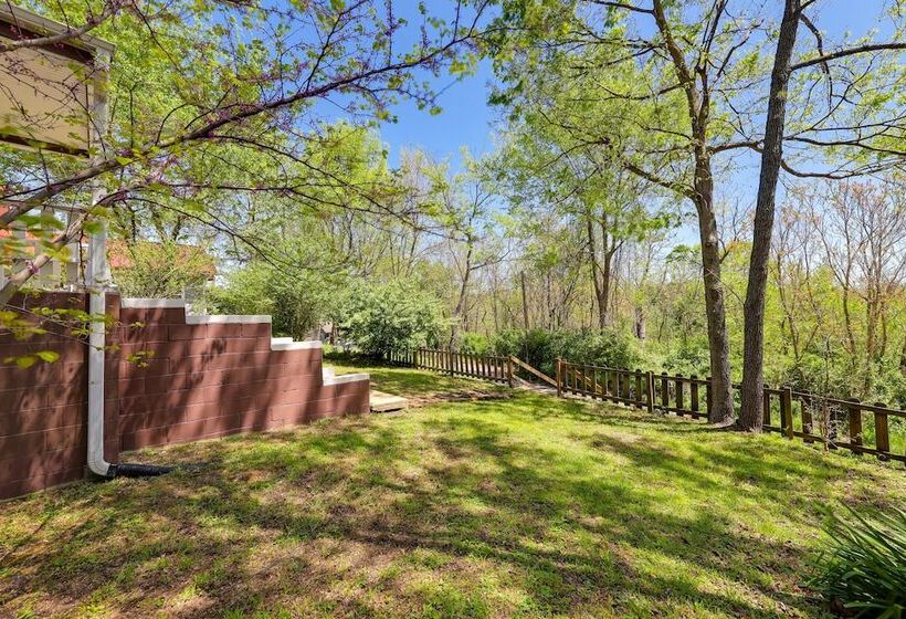 Fayetteville Retreat W/ Yard   Walk To Campus!