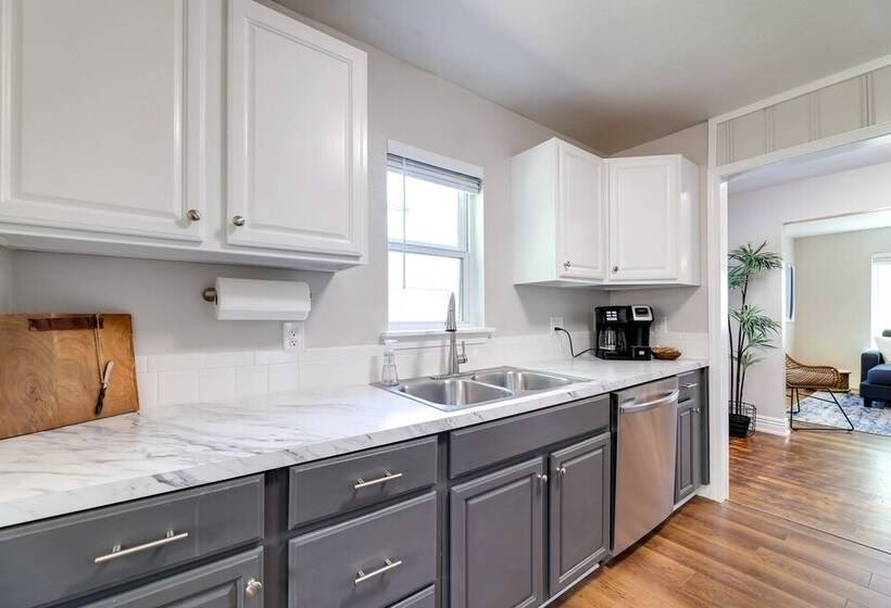 Fayetteville Retreat W/ Yard   Walk To Campus!