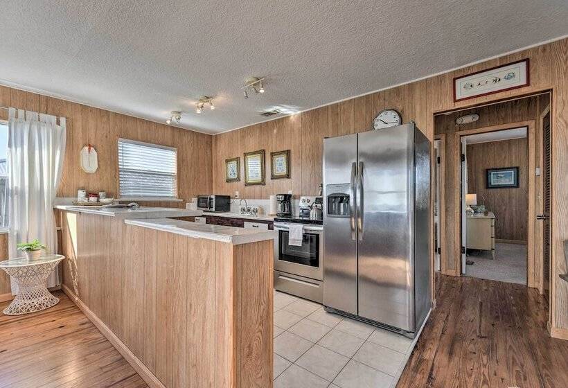 Fernandina Cottage W/ Deck + Direct Beach Access!