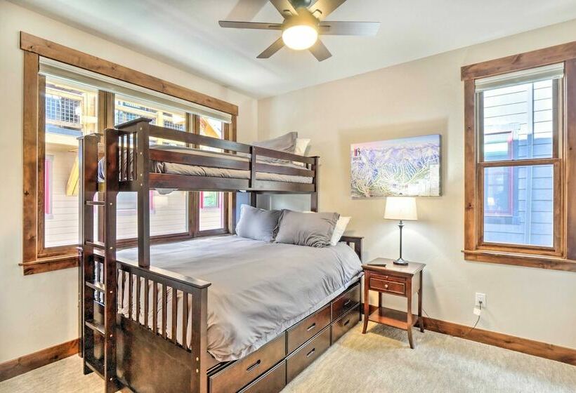 Frisco House Rooftop Deck W/ Fire Pit Table