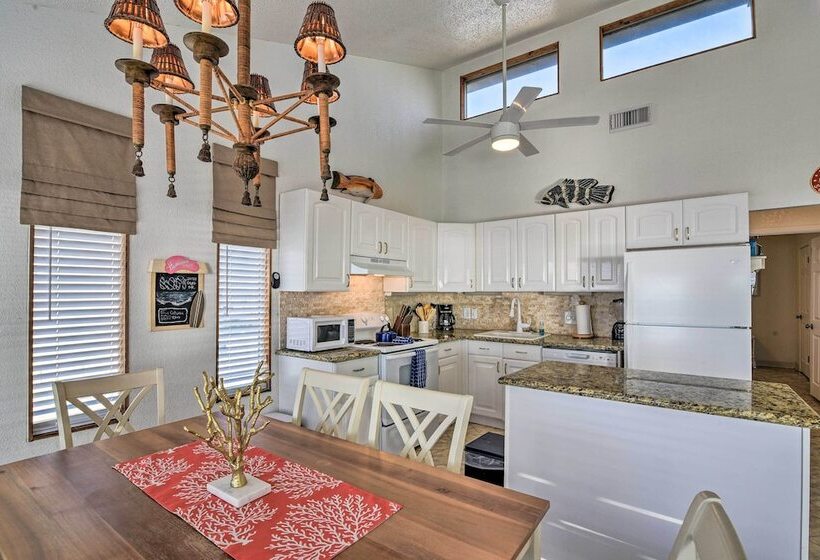 Galveston Beachfront House W/ Deck & Ocean Views!