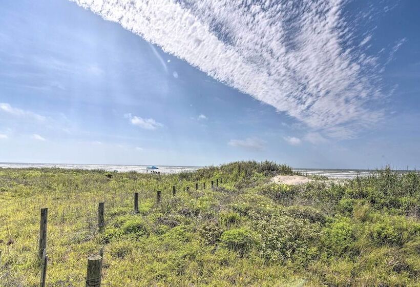 Galveston Beachfront House W/ Deck & Ocean Views!