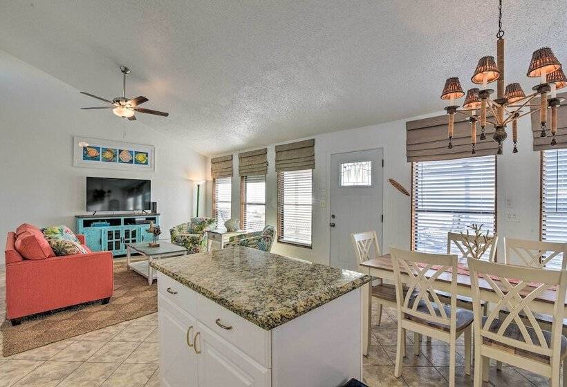 Galveston Beachfront House W/ Deck & Ocean Views!