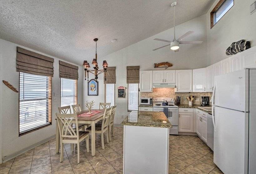 Galveston Beachfront House W/ Deck & Ocean Views!