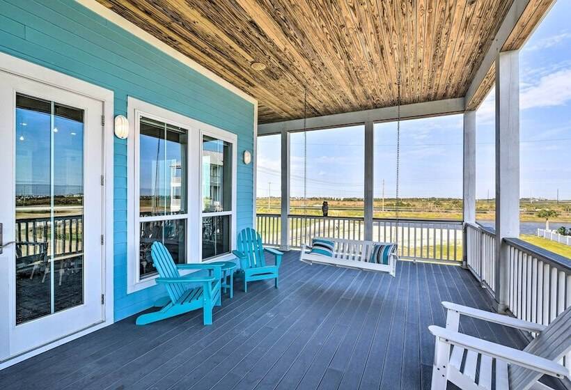Walk To Beach: Modern Galveston Home W/ Balconies!
