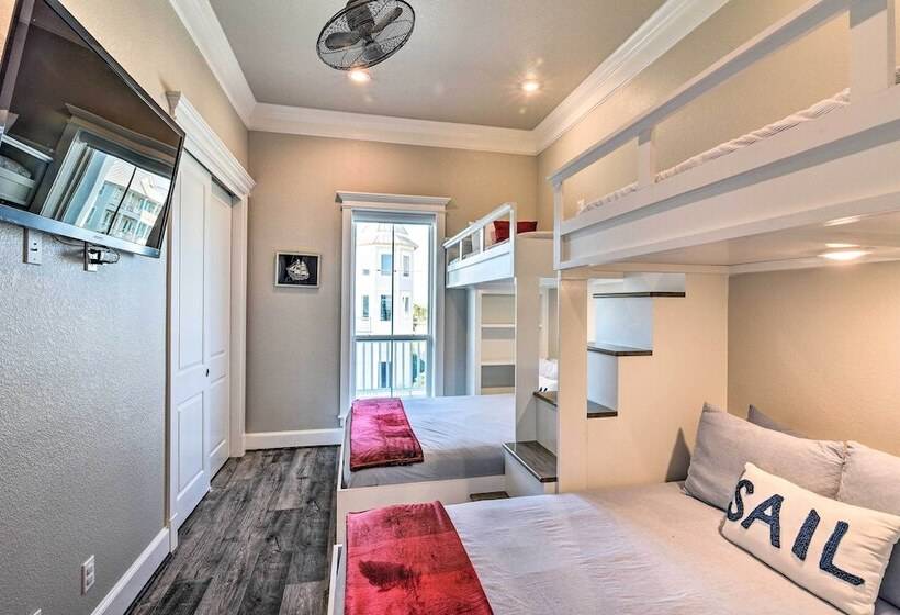 Walk To Beach: Modern Galveston Home W/ Balconies!