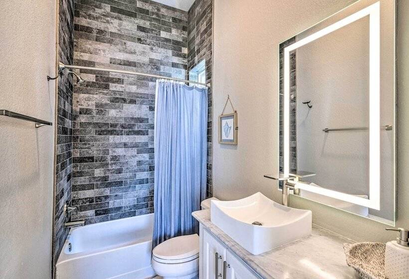 Walk To Beach: Modern Galveston Home W/ Balconies!