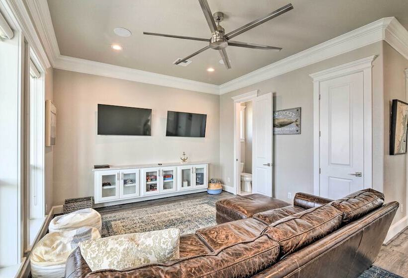 Walk To Beach: Modern Galveston Home W/ Balconies!