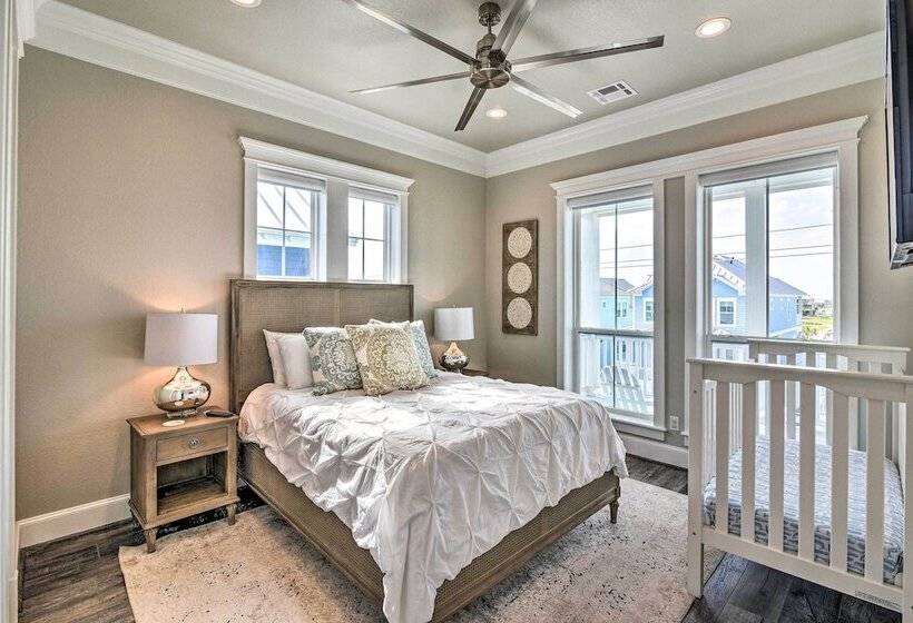 Walk To Beach: Modern Galveston Home W/ Balconies!
