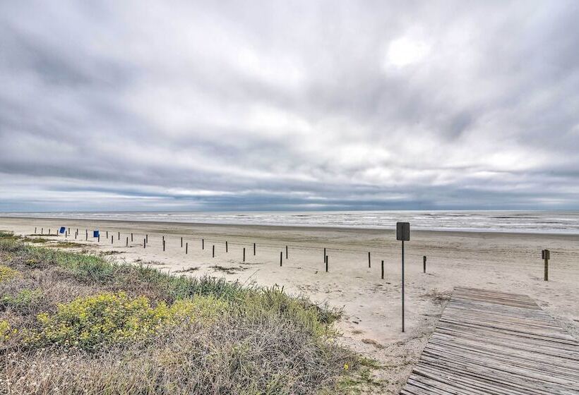Walk To Beach: Modern Galveston Home W/ Balconies!