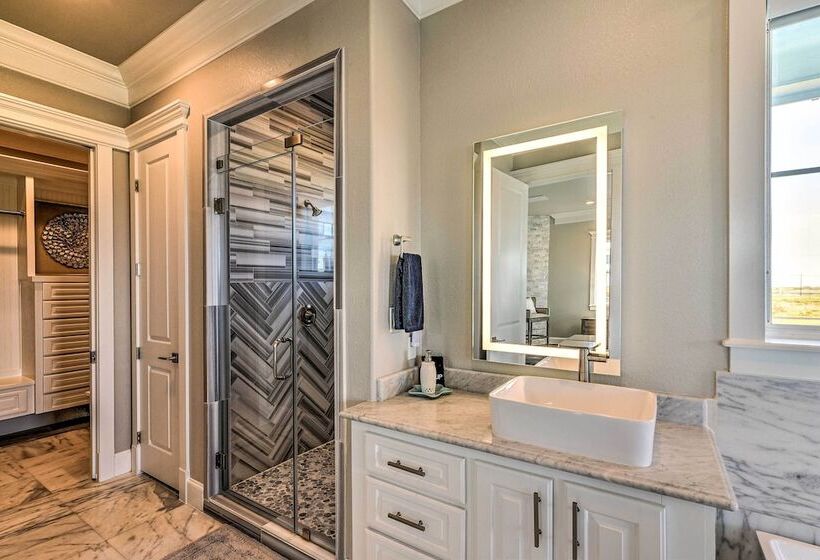 Walk To Beach: Modern Galveston Home W/ Balconies!