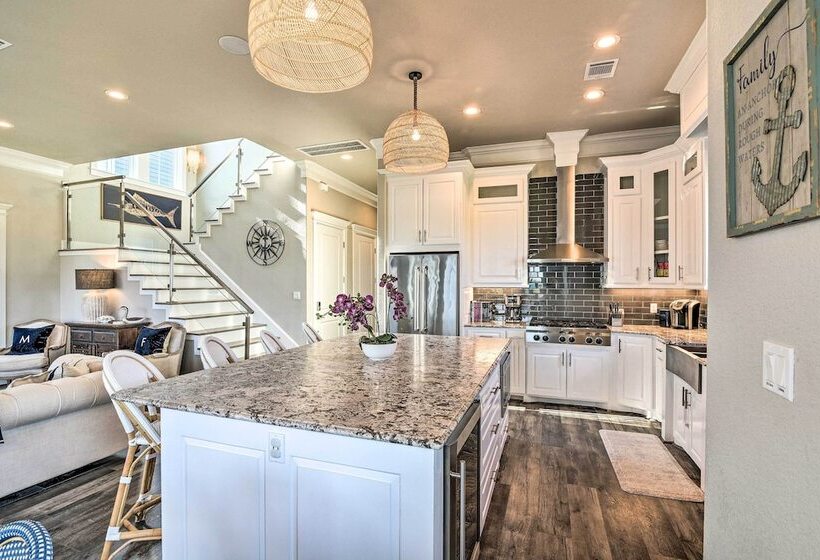 Walk To Beach: Modern Galveston Home W/ Balconies!