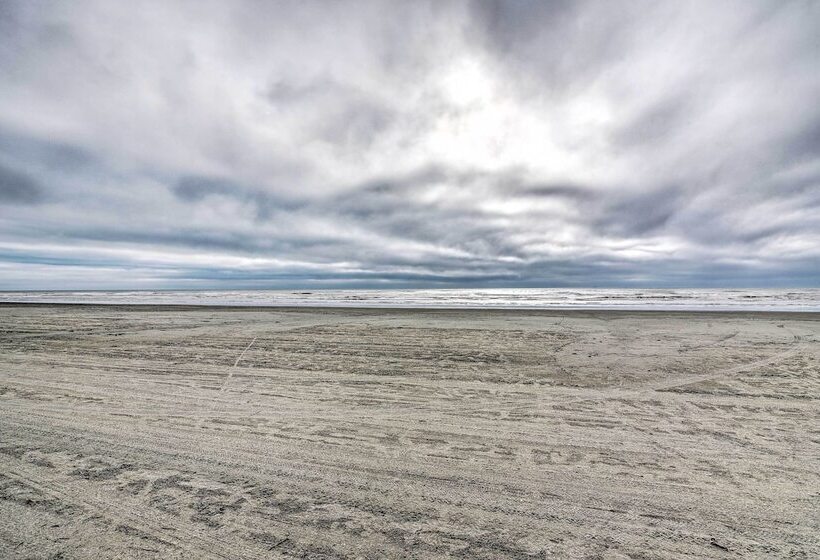 Walk To Beach: Modern Galveston Home W/ Balconies!