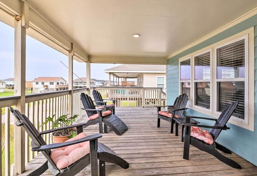 Pool Access & Walk To Beach: Galveston Home