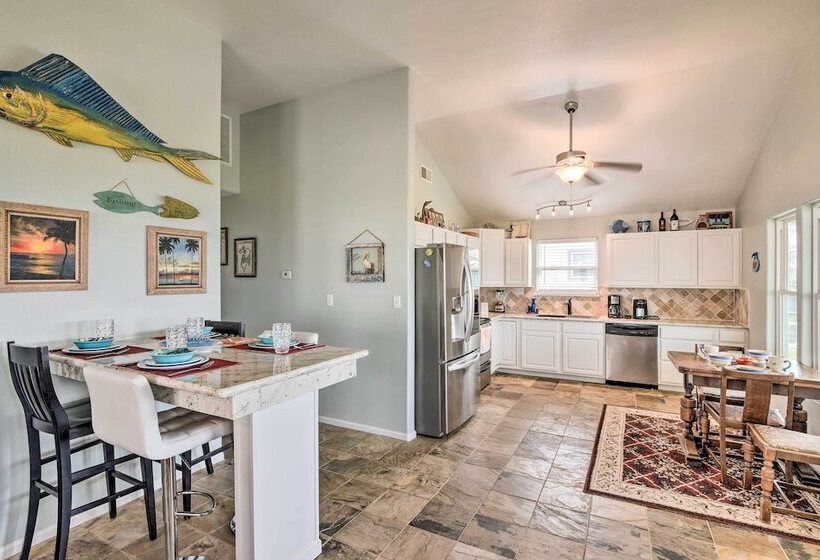 Pool Access & Walk To Beach: Galveston Home