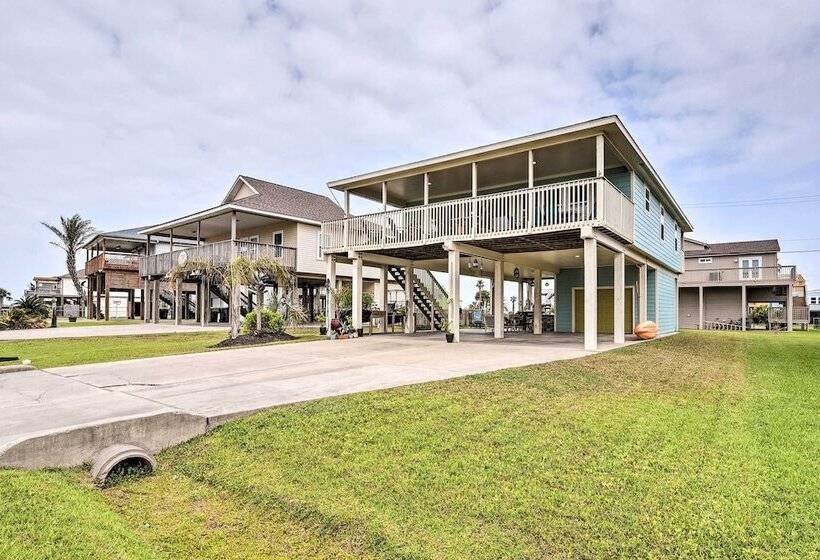 Pool Access & Walk To Beach: Galveston Home