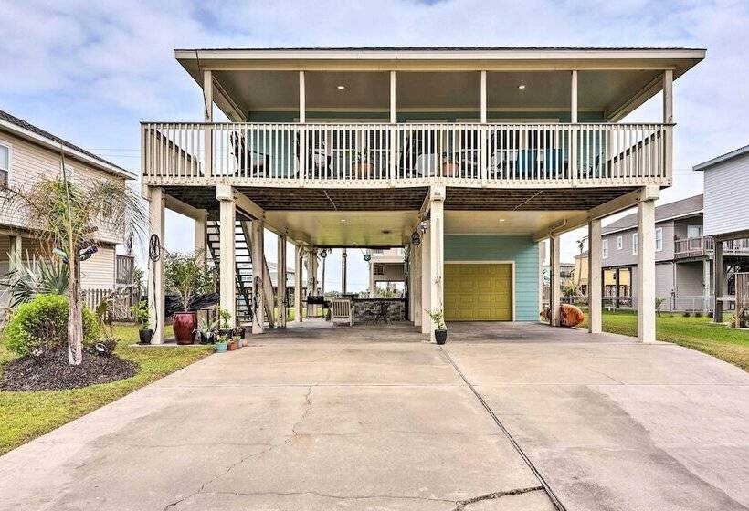 Pool Access & Walk To Beach: Galveston Home