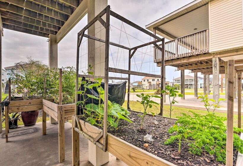 Pool Access & Walk To Beach: Galveston Home