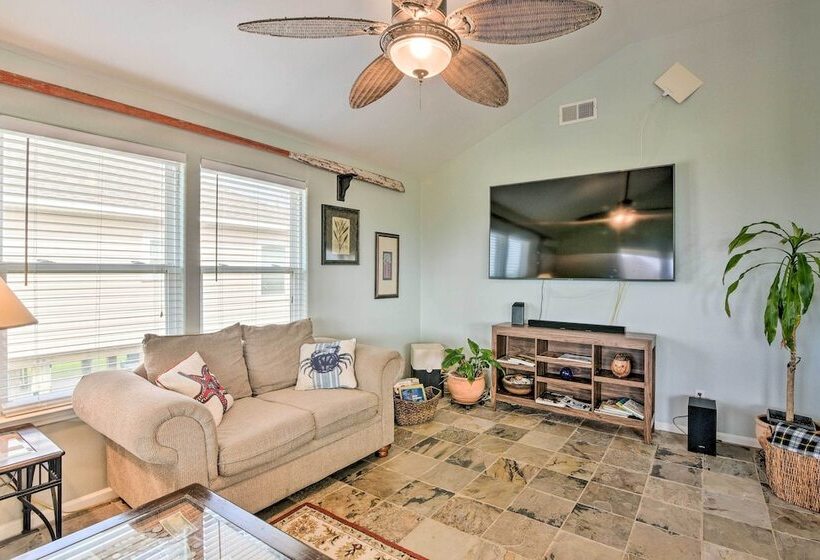 Pool Access & Walk To Beach: Galveston Home